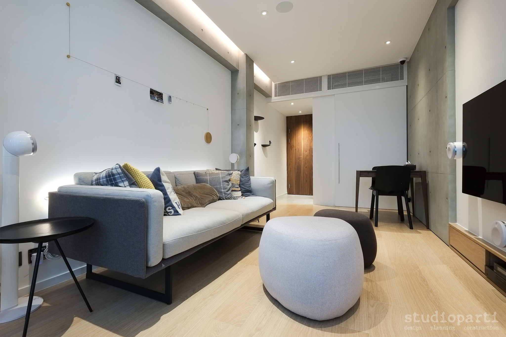地板用上淺色橡木，為居室注入點點溫暖感。